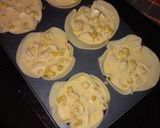 Foto del paso 3 de la receta: Mini quiche de queso, choclo y champiñones 👩🍳