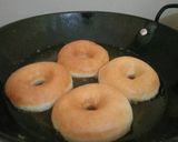 Foto langkah ke 4 dari resep Donat Maizena.