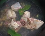 Foto langkah ke 3 dari resep Asem Asem Ayam Tanpa Kunyit.
