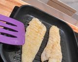 Une image de l'étape 4 de Merlu 🐟 & sauce curcuma-citron 🍋 avec une purée de carottes 🥕.