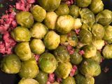 Coles de Bruselas salteadas con jamón y puré de patata