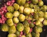 Foto del paso 2 de la receta: Coles de Bruselas salteadas con jamón y puré de patata