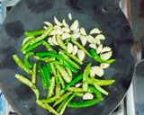 A picture of step 2 of Green chilli thecha.