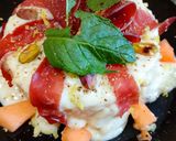 Foto del passaggio 15 della ricetta Risotto al Melone Fonduta di Brie Bresaola Pistacchi e Menta Fresca