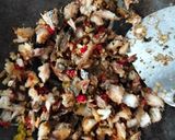 Foto langkah ke 4 dari resep Nasi Goreng Ikan Kembung Daun Jeruk Mommylicious.