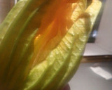 Foto del paso 4 de la receta: Flores de Calabacín fritas