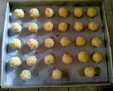 Foto langkah ke 4 dari resep Cookies Keju Topping Keju Oles.