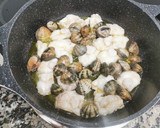 Foto del paso 5 de la receta: Cocotxes de bacallà i cloïsses en salsa verda d'ametlles