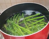 Foto langkah ke 1 dari resep Asparagus Rebus Tabur Bawang Putih Tumis dan Keju Parmesan.