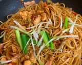 A picture of step 9 of Egg noodles stir-fried with chicken and bacon.