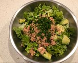 Foto del paso 1 de la receta: Ensalada lechuga palta y atún en 1 paso