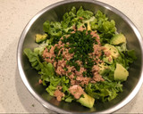 Foto del paso 1 de la receta: Ensalada lechuga palta y atún en 1 paso