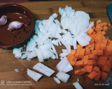 Foto del paso 1 de la receta: Gulash tuneado 🥔🍅🥕
