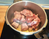 Foto del paso 2 de la receta: Timbal de rabo de toro y puré de patatas con crujiente de jamón