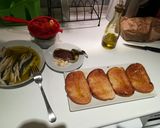 Foto del paso 1 de la receta Tostas de pimientos rojos y boquerones en vinagre