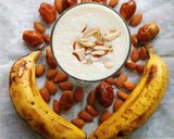A picture of step 3 of Banana Dates Almond shake.