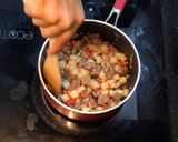 Hình bước làm 2 của món Corned Beef Hash kiểu Việt Nam (bò xào khoai trứng)