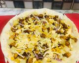 A picture of step 3 of Tortilla cheesy pizza.
