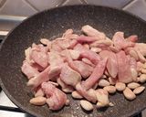 Foto del passaggio 2 della ricetta Straccetti di pollo alle mandorle
