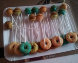 Foto del paso 2 de la receta: Decorar cake pop y mini rosquillas