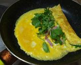 Pas rețetă Omletă rulată cu rucola și salam 2 fotografie