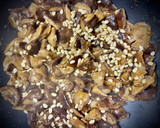 Foto del paso 2 de la receta: Shiitake marinada con piñones y shichimi tōgarashi