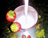 A picture of step 4 of Strawberry creamy milkshake.