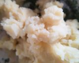 Gambar langkah 5 resipi Cekodok Kentang Jagung.