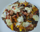 Foto del paso 7 de la receta: Torticas de coliflor a la pizza🍕de champiñones🍄, jamón🥓, queso🧀 y pimientos🍕🌶️