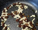 Foto del paso 1 de la receta: Espinacas con piñones, pasas y bechamel