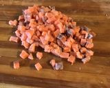 Foto del paso 1 de la receta: Tartar de salmón con pan de gambas
