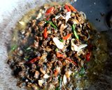 Foto langkah ke 4 dari resep Tumis Pedas Kerang dan Telur.