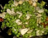 Foto langkah ke 2 dari resep Tumis Jamur Merang Buncis Kecap Manis.
