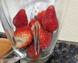 Foto del paso 1 de la receta: Agua de fresa y leche