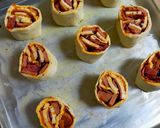 Foto langkah ke 4 dari resep Pizza Pastry Roll.