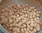 A picture of step 1 of சோயா சங்ஸ் பிரை.