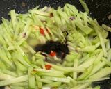 Foto langkah ke 5 dari resep Tumis Labu Siam.