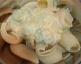 Foto del paso 2 de la receta: Lumaconis con salsa de aguacate, piñones y cherrys