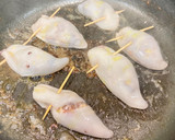 Foto del paso 7 de la receta: Chipirones rellenos en salsa picantona..