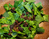 Foto del paso 2 de la receta: Tortilla a la francesa de espinacas con jamón y pasas