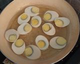 Foto langkah ke 2 dari resep Tumis telur rebus nikmat.