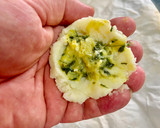 Foto del paso 3 de la receta: Bombas de patata rellenas de acelgas y roquefort con croquetas de patatas, acelgas y roquefort