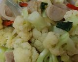 Foto langkah ke 4 dari resep Tumis Bakso Kembang Kol.