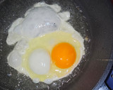 Foto del paso 1 de la receta: Huevos fritos, con fideos de arroz lomo de dos colores