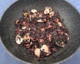 Foto del passaggio 5 della ricetta Riso Venere con Vongole e Gamberetti