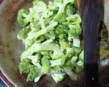 Foto langkah ke 4 dari resep Tumis Brokoli Wortel.