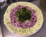 Une image de l'étape 5 de Salade de concombres et courgettes à l'oignon rouge et laitue de mer.