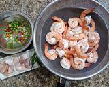 รูปขั้นตอนการทำที่ 2 ของ กุ้งผัดพริกขี้หนู