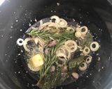 Une image de l'étape 1 de Moules à la crème.