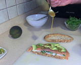 Foto del paso 4 de la receta: Tosta de salmón, aguacate y queso crema